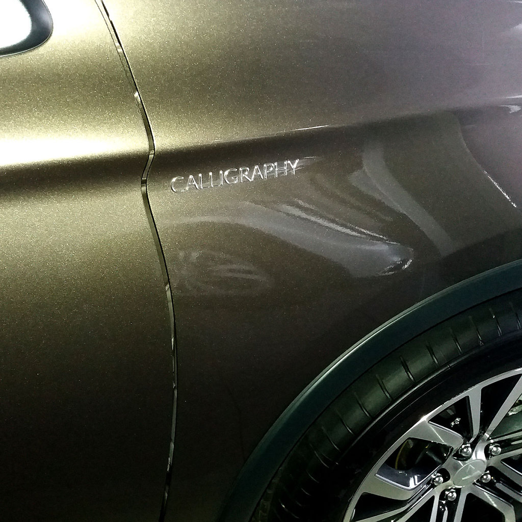 CALLIGRAPHY - logo na karoserii samochodu