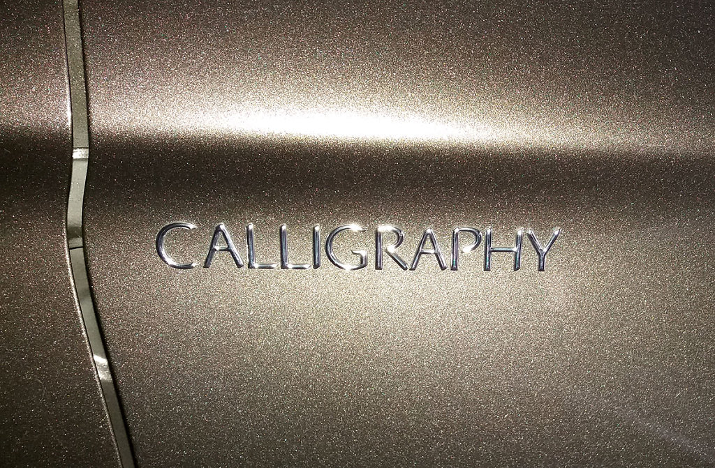 CALLIGRAPHY - logo na karoserii samochodu